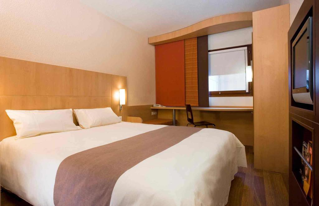 Hotel Ibis Bahnhof 2*
