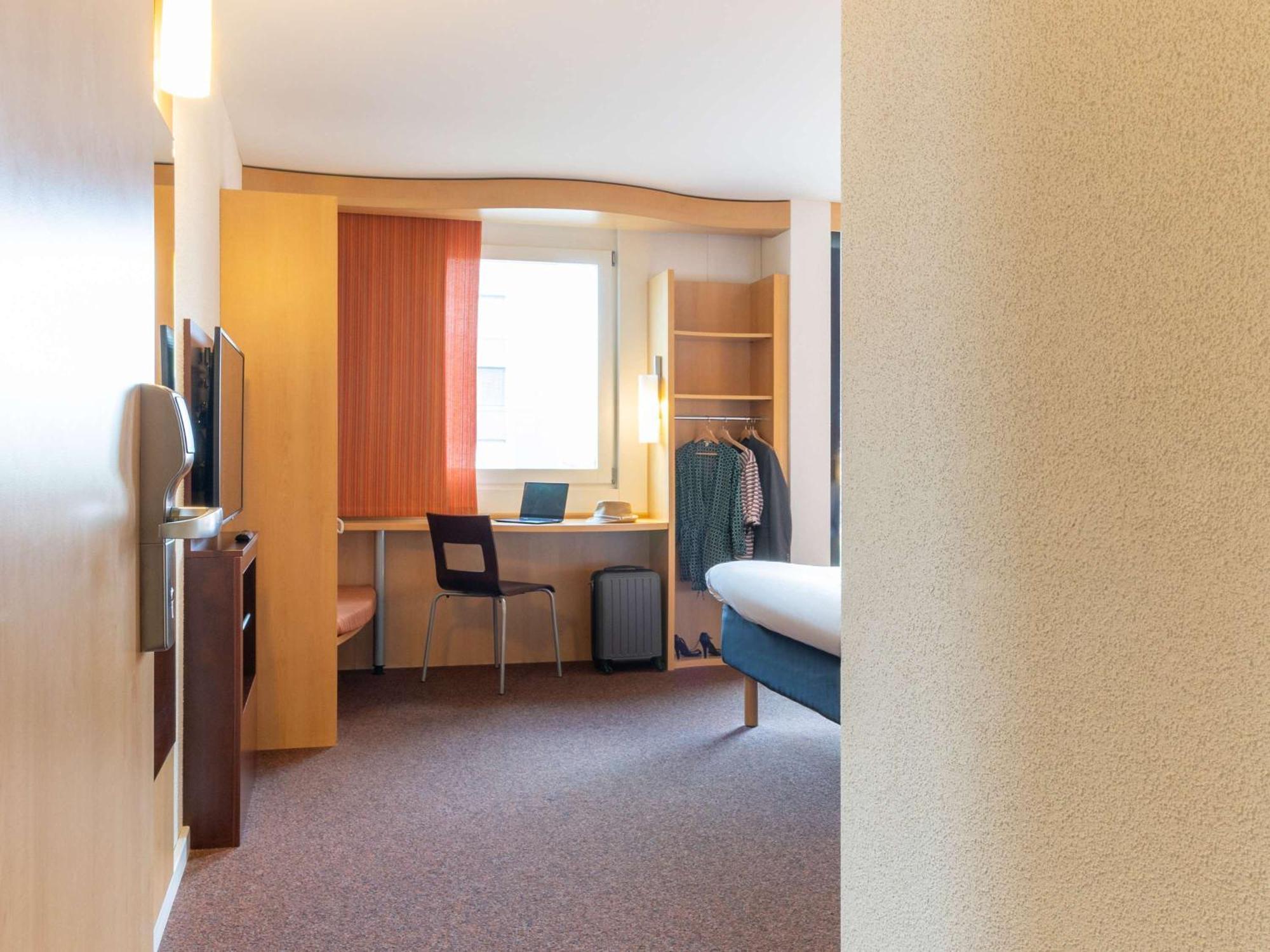 Ibis Bahnhof Hotel 2*
