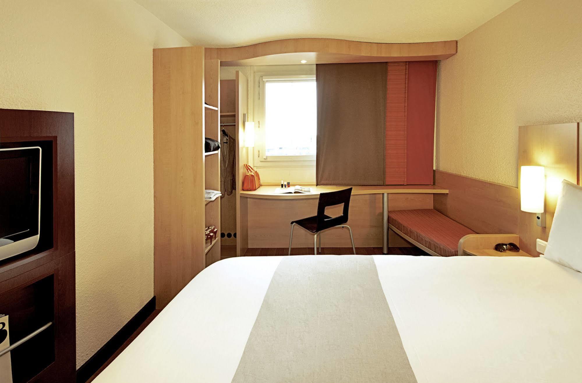 Hotel Ibis Bahnhof 2*